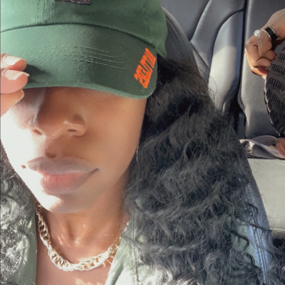 Meet your Posher, Nikia